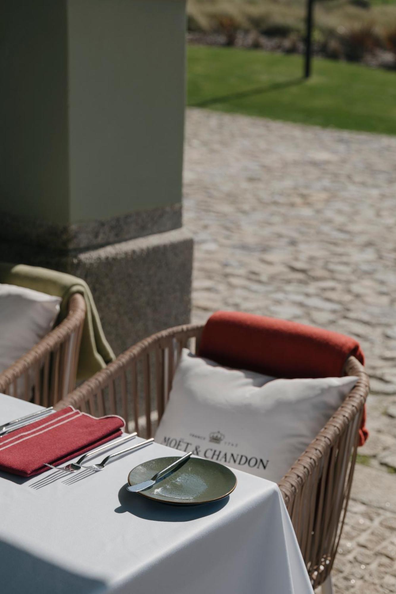 Vila Foz Hotel&SPA - member of Design Hotels Porto Buitenkant foto The outdoor furniture collection "Bora"