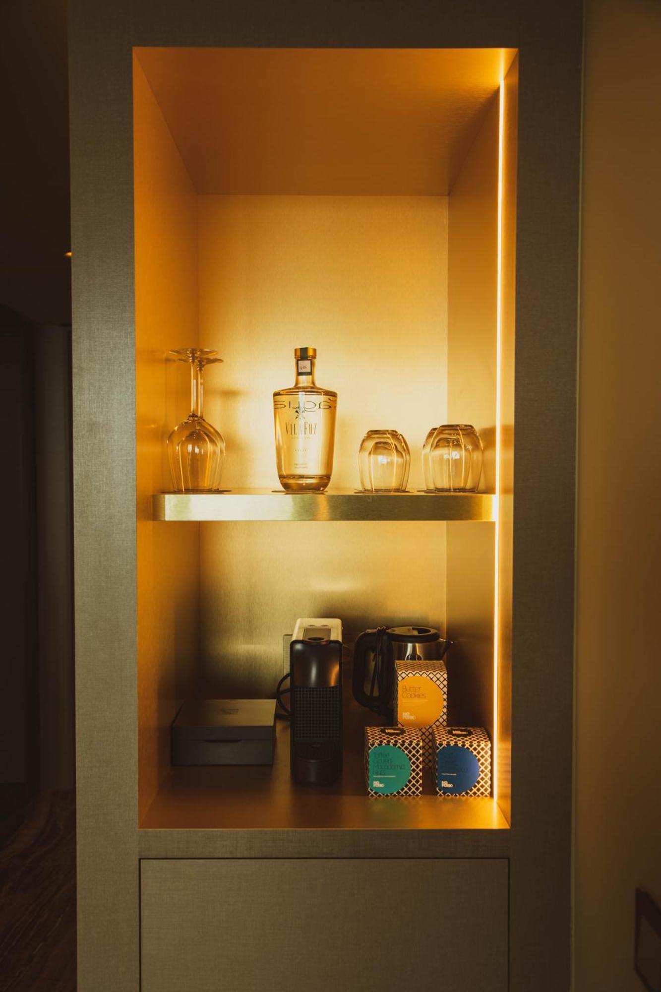 Vila Foz Hotel&SPA - member of Design Hotels Porto Buitenkant foto A Nespresso machine in a hotel room
