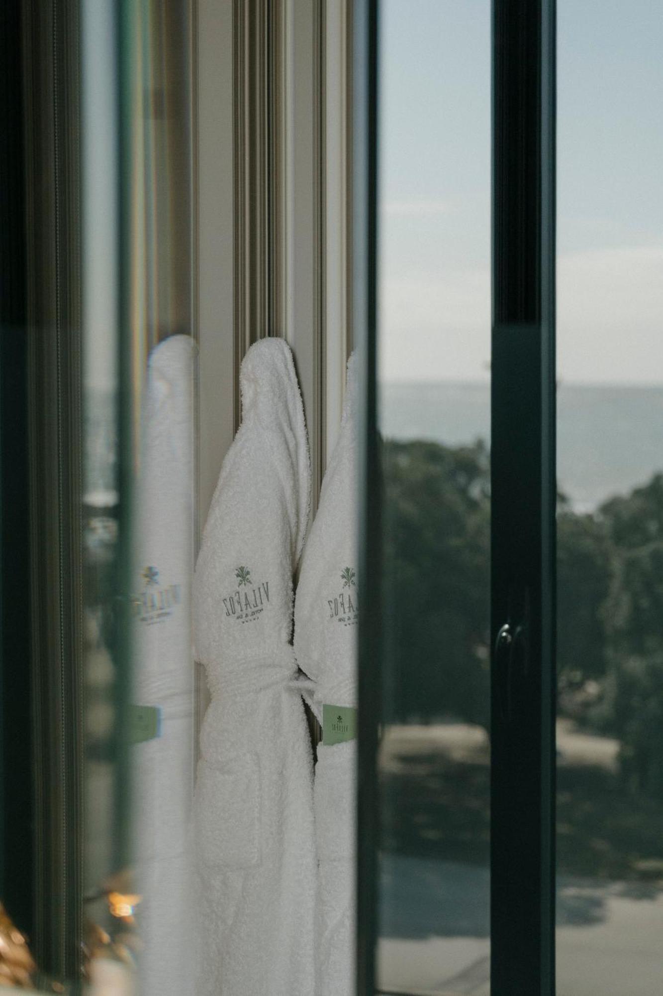 Vila Foz Hotel&SPA - member of Design Hotels Porto Buitenkant foto Towels in a hotel room