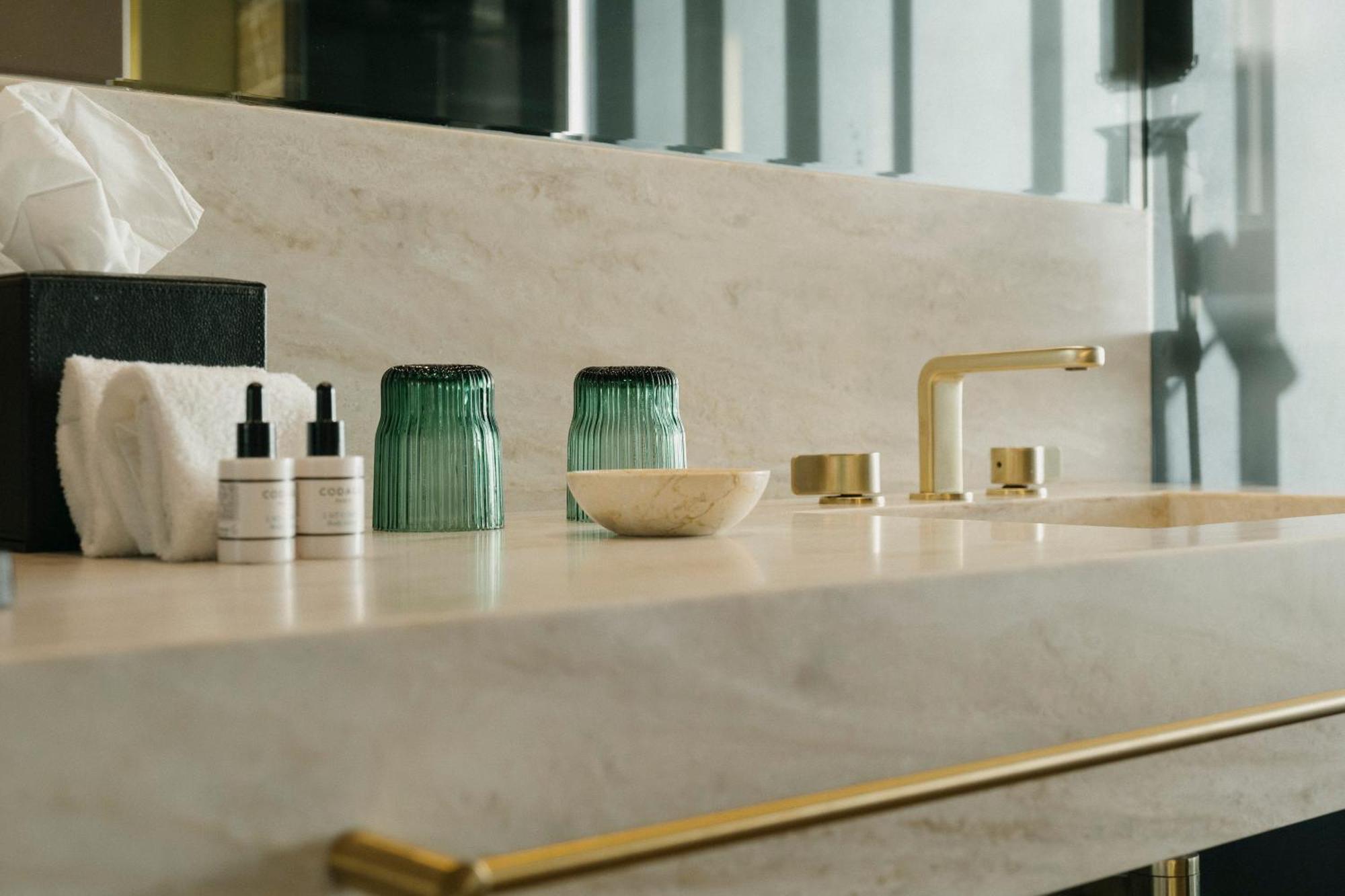 Vila Foz Hotel&SPA - member of Design Hotels Porto Buitenkant foto Bathroom fixtures