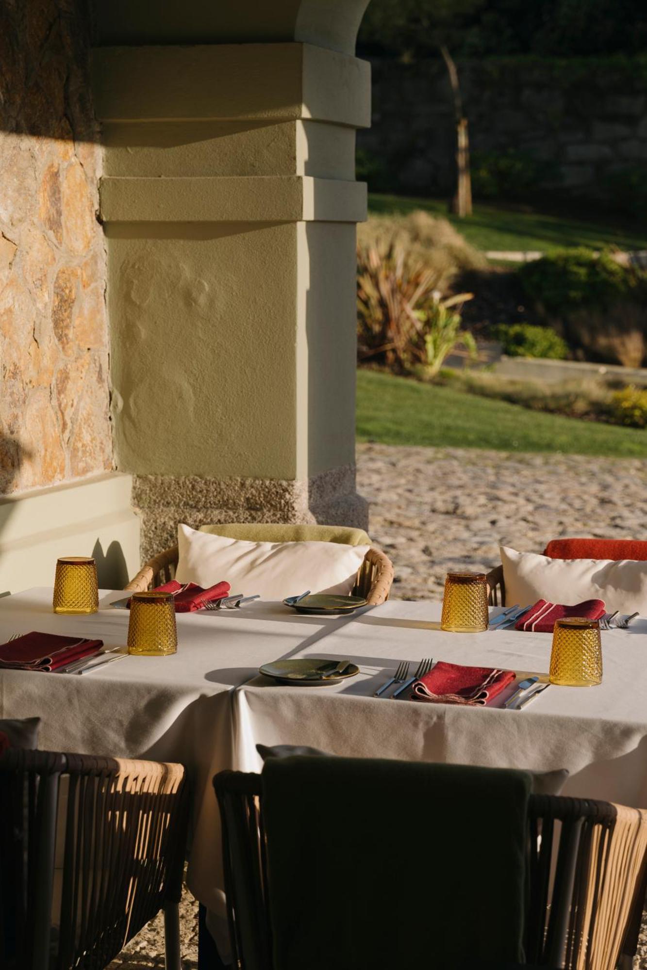 Vila Foz Hotel&SPA - member of Design Hotels Porto Buitenkant foto A table set for dinner