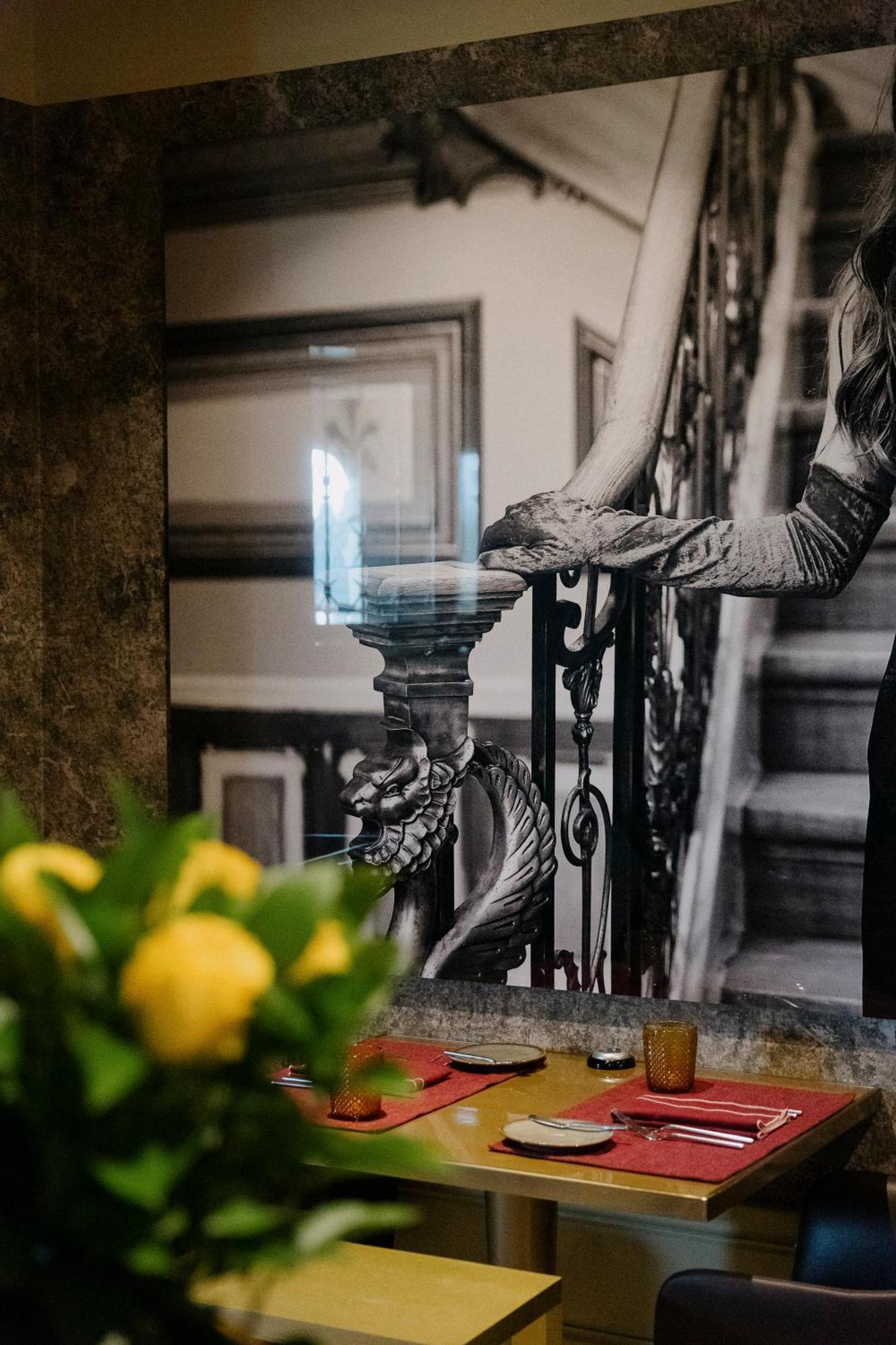Vila Foz Hotel&SPA - member of Design Hotels Porto Buitenkant foto The staircase