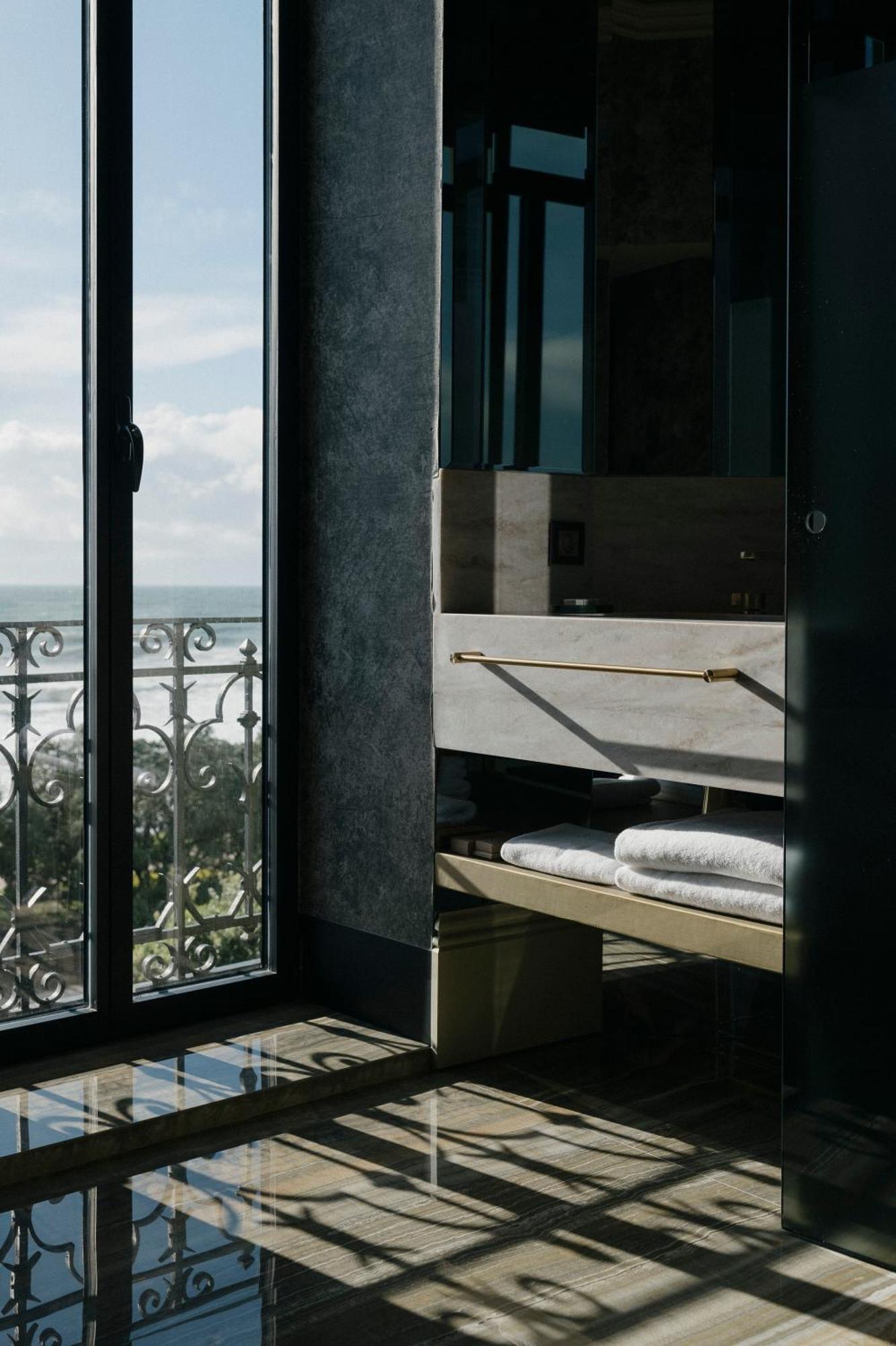 Vila Foz Hotel&SPA - member of Design Hotels Porto Buitenkant foto A bathroom at the hotel